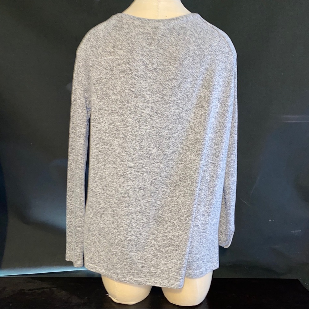 Two old navy tops - Picture 4 of 8